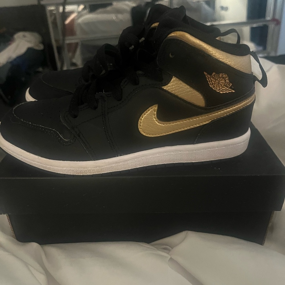 Nike Kids Black and Gold Sneakers